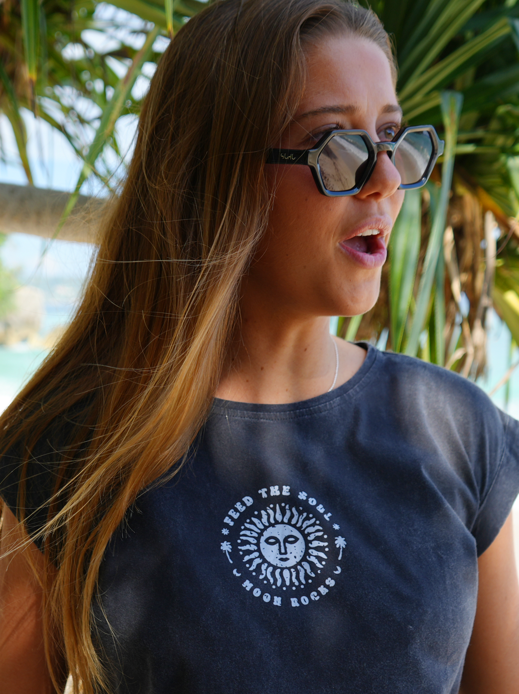 WOMEN T-SHIRT ROLL BLACK WASH FEED THE SOUL
