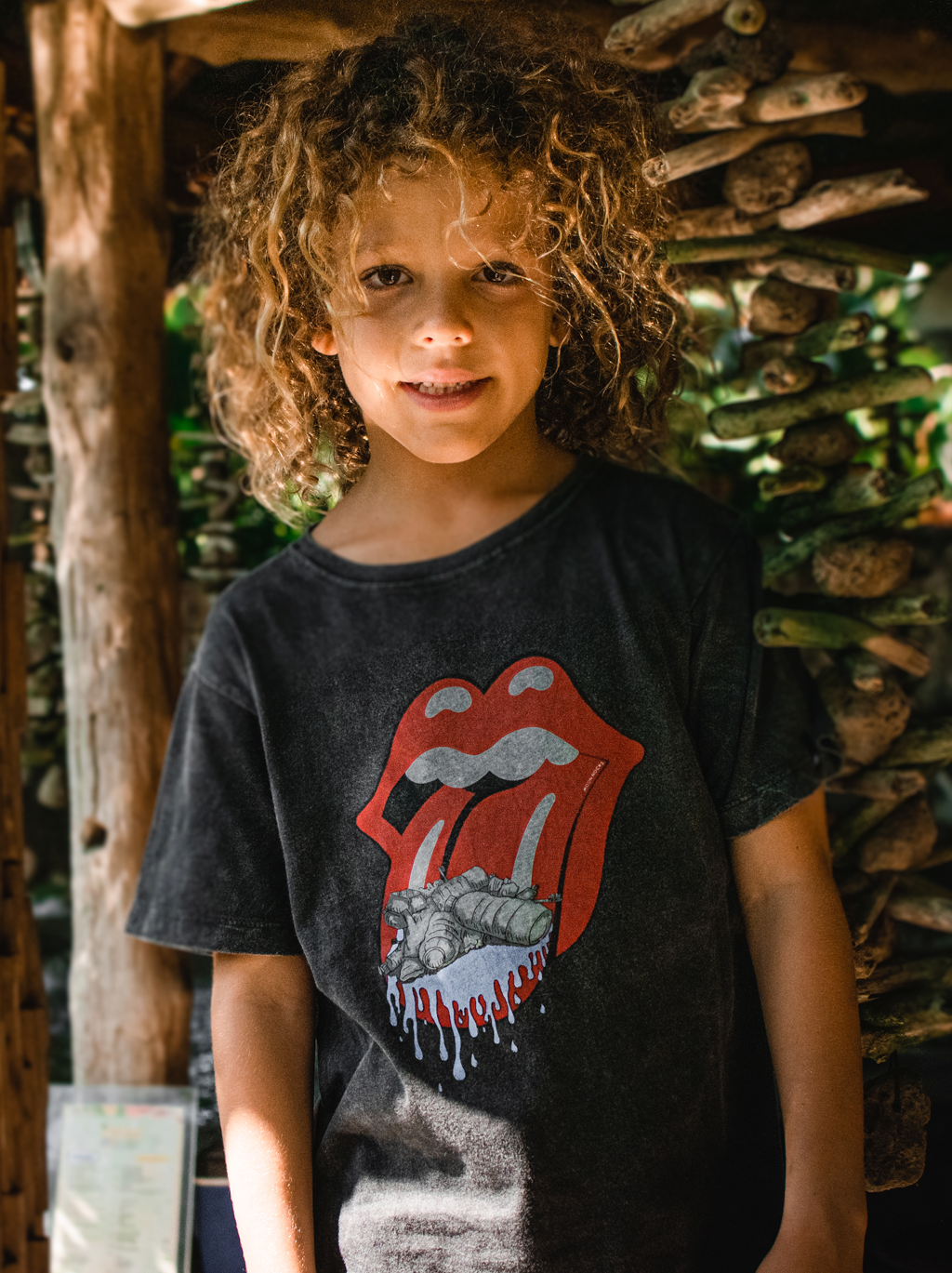 KIDS T-SHIRT BLACK WASH ROLLING PLASTIC