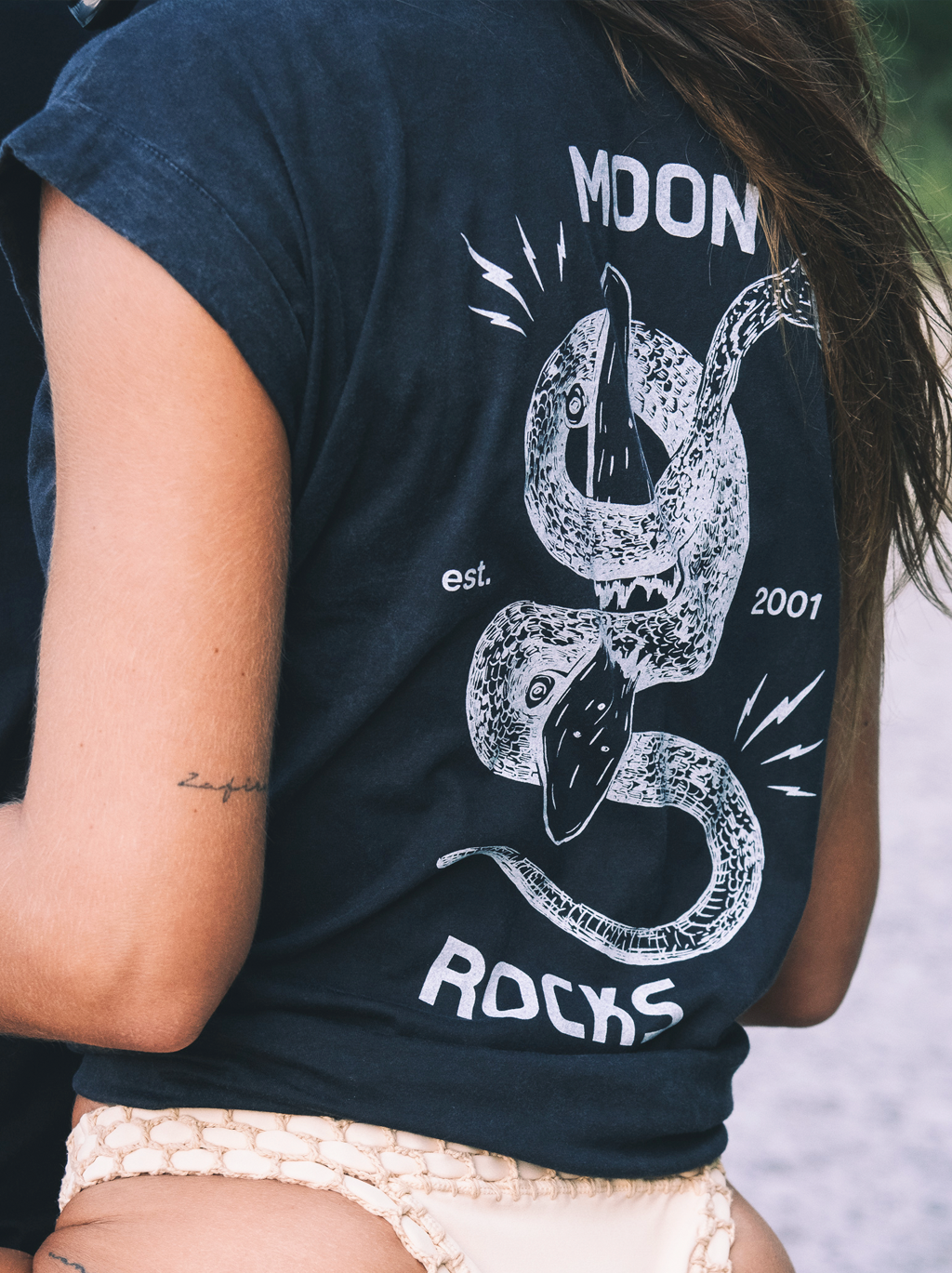 WOMEN T-SHIRT ROLL BLACK WASH MOON SNAKE
