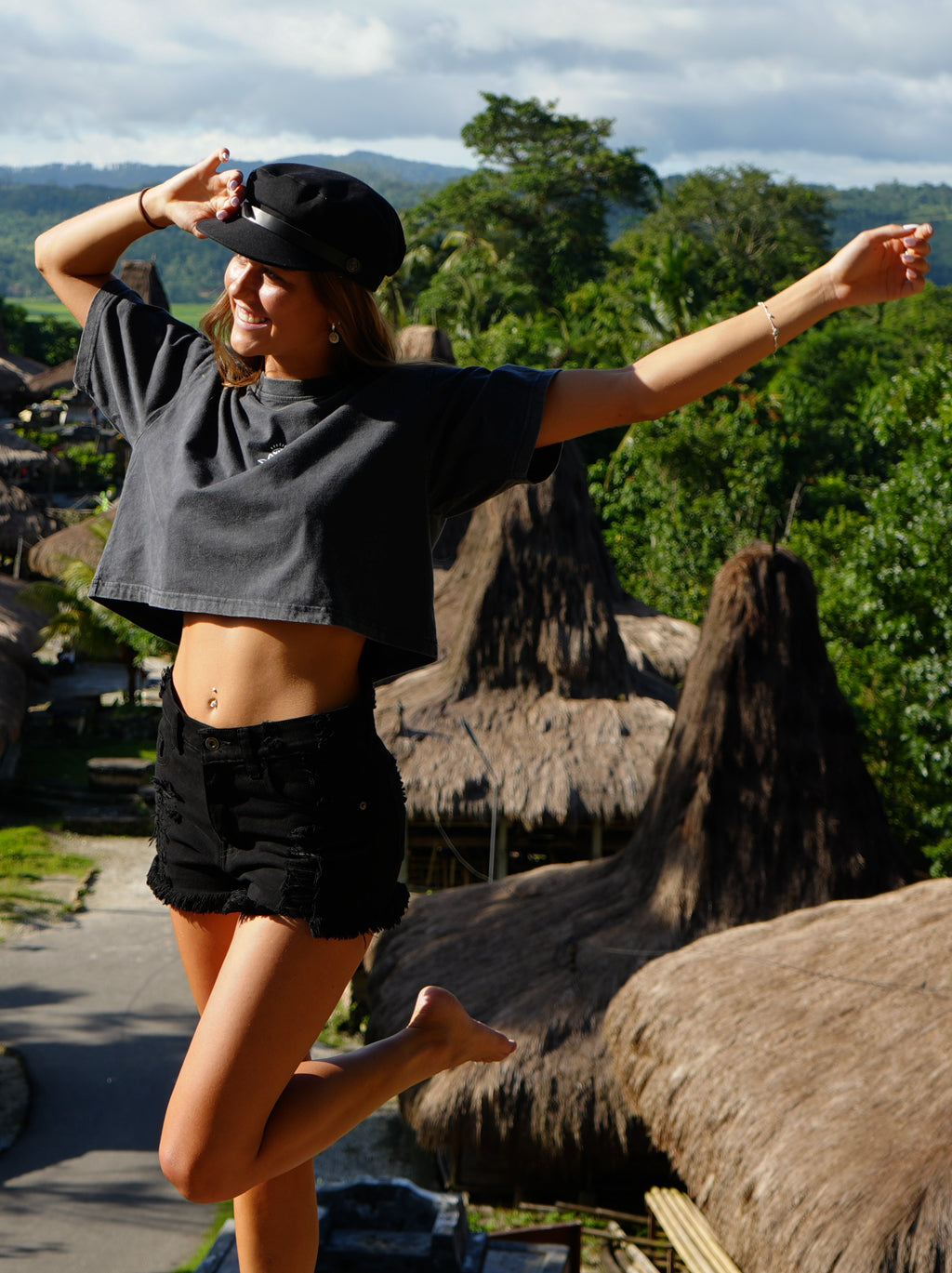 GTS CROP TEE BLACK WASH AWAKE